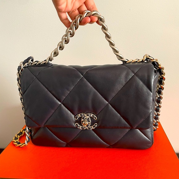 CHANEL Large 19 flap bag. - Picture 4 of 16